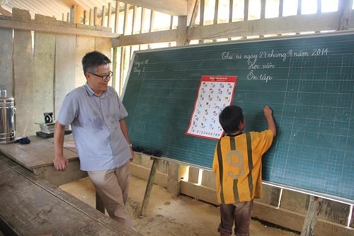 Giáo sư Ngô Bảo Châu đi dép tổ ong lên “dạy học” ở bản Lũng Luông