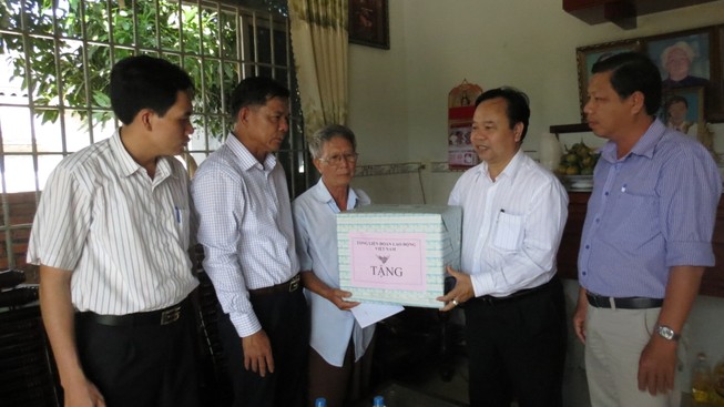Chủ tịch Tổng Liên đoàn LĐVN thăm sáu gia đình nạn nhân bị tai nạn lao động ở Vũng Tàu