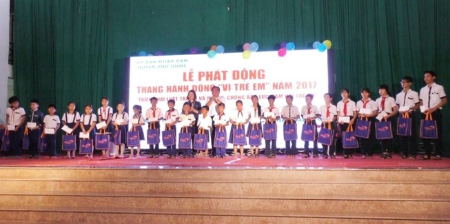 Trao 300 suất học bổng cho trẻ em tại Phú Quốc