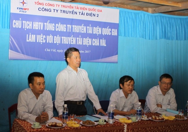 Kiểm tra công tác truyền tải điện ở vùng sâu, vùng xa