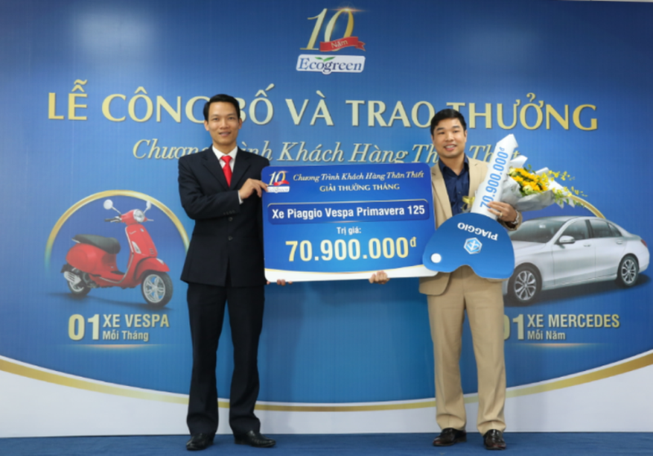 Khách hàng đầu tiên trúng xe Vespa từ Ecogreen