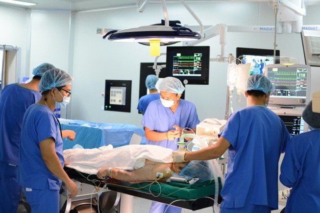 Bác sĩ tim mạch VN đầu tiên nhận chứng chỉ quốc tế TAVI
