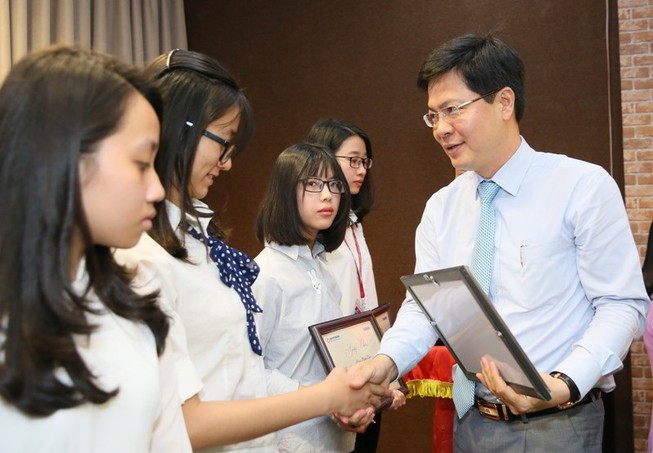 LienVietPostBank trao 165 suất học bổng cho sinh viên