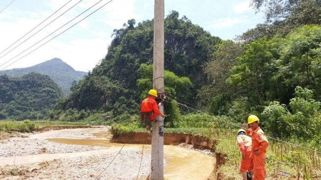 Ngành điện nỗ lực khắc phục sau mưa lũ