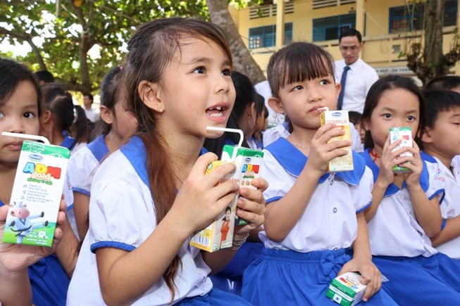 Vinamilk trao 76.500 ly sữa nhân ái cho trẻ em Vĩnh Long