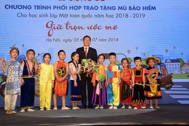 Honda trao 1,95 triệu mũ bảo hiểm cho học sinh lớp 1