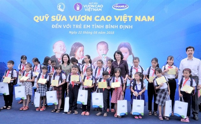 Vinamilk trao 64.000 ly sữa cho trẻ em Bình Định