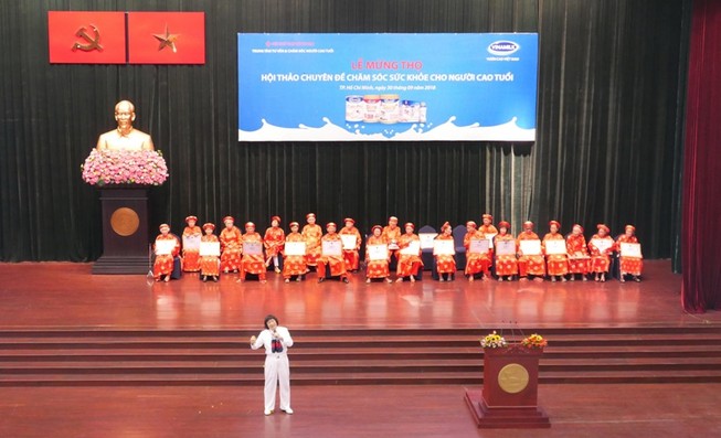 Vinamilk mừng thọ, chăm sóc sức khỏe cho 1.000 người cao tuổi