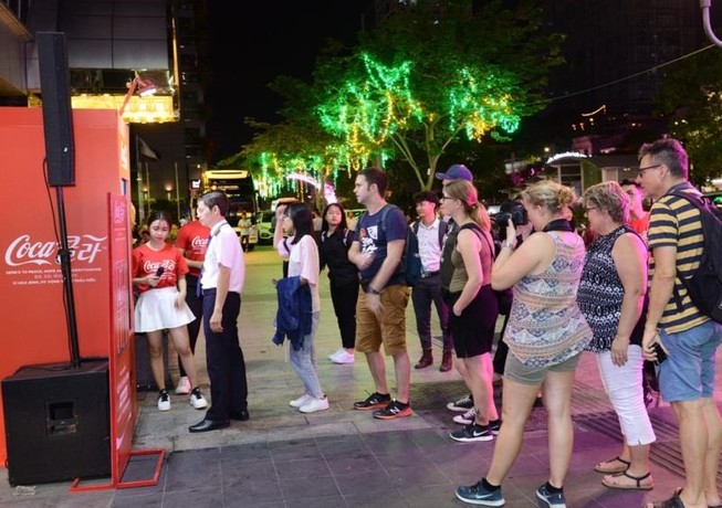 Coca-Cola thành công với phiên bản lon logo song ngữ