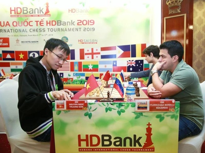 Chủ tịch FIDE trao cúp vô địch giải cờ vua quốc tế HDBank
