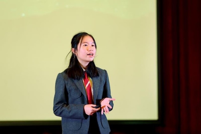 Cô bé 14 tuổi báo động “ô nhiễm ánh sáng” tại sân khấu TEDx