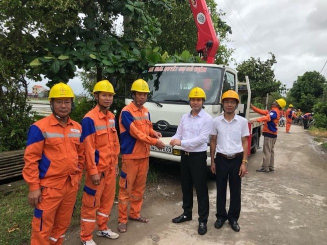 Điện lực miền Bắc khắc phục sự cố sau bão số 2