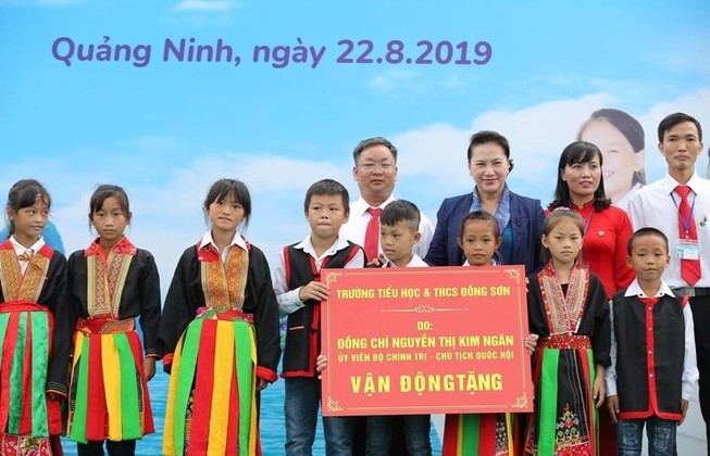 Trao tặng ngôi trường và 71.000 ly sữa cho trẻ em Quảng Ninh