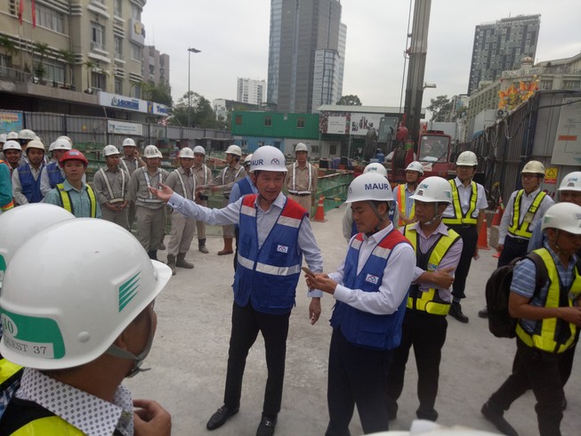 Ông Trần Vĩnh Tuyến, Phó chủ tịch UBND TP.HCM trên công trường metro sáng nay.