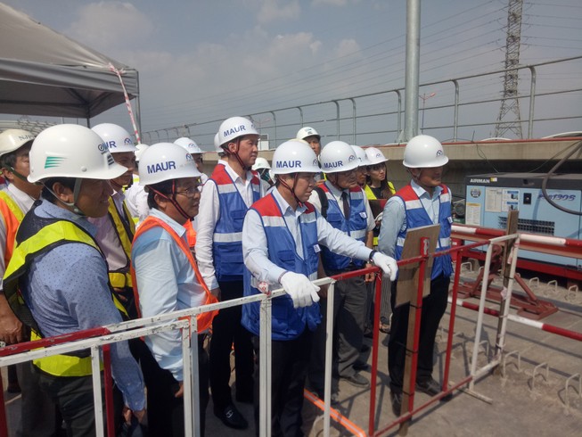 Ông Nguyễn Thành Phong, Chủ tịch UBND TP.HCM thị sát công trường metro số 1. Ảnh: Kiên Cường