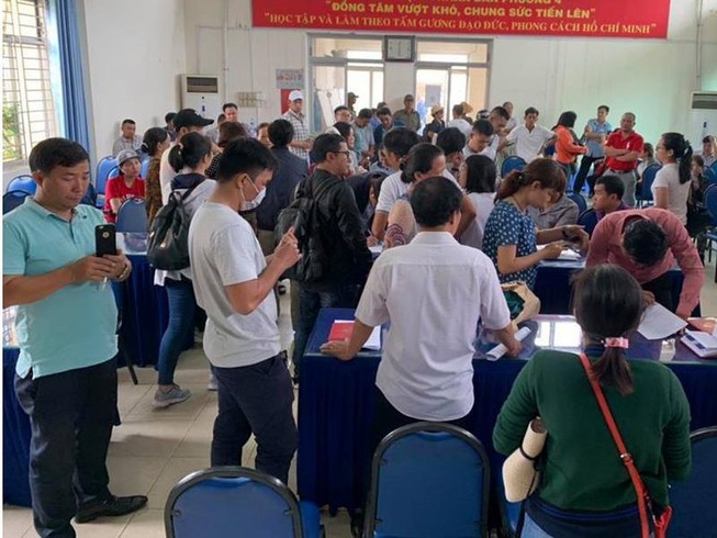 Dự án dừng, người dân căng băng rôn đòi nhà
