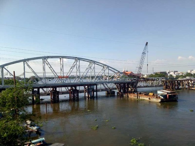 Cảnh công trường cầu đường sắt Bình Lợi mới chậm tiến độ