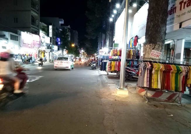 Vỉa hè bát nháo, quận huyện vẫn 'im lặng'