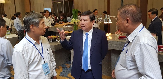 Chủ tịch UBND TP.HCM Nguyễn Thành Phong trao đổi với các đại biểu tại hội nghị
