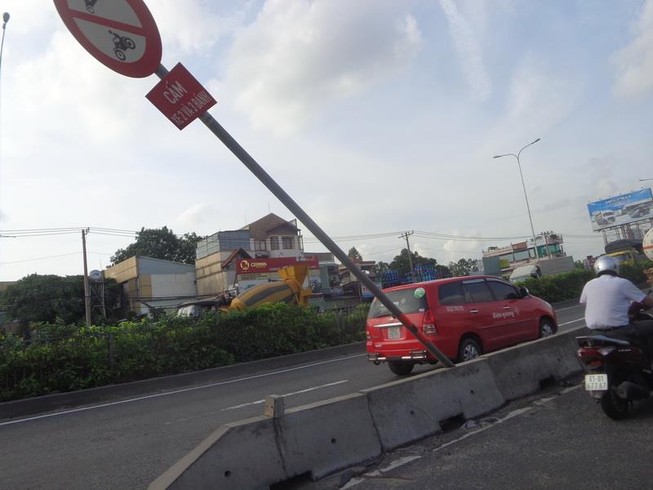Biển báo sắp rơi
