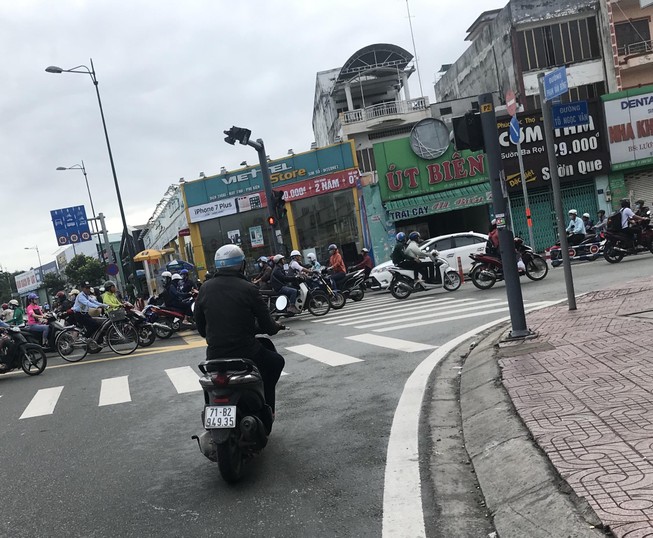 Vượt đèn đỏ để rẽ phải, xử phạt bao nhiêu?