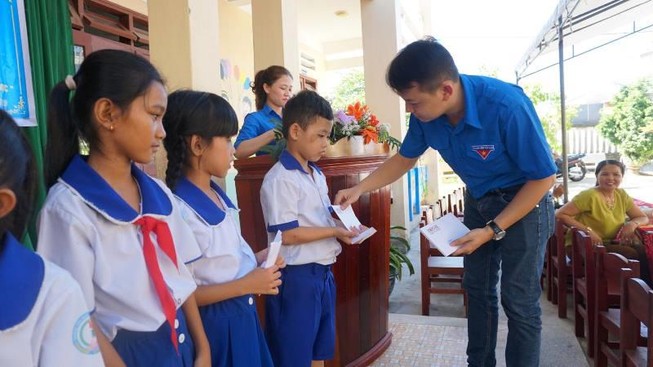 Báo Pháp Luật TP.HCM trao 70 suất học bổng cho HS Quảng Ngãi