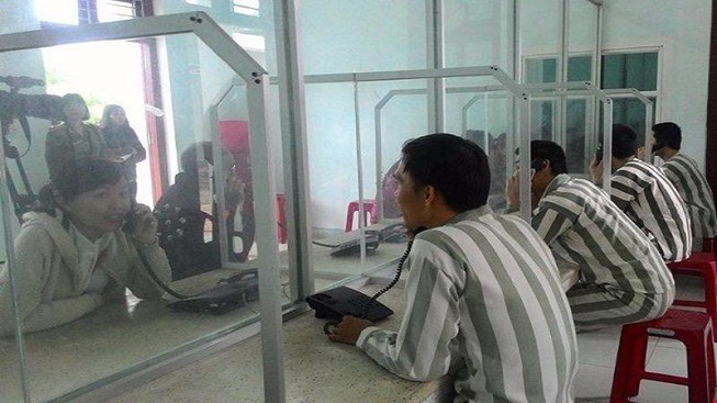 Người yêu đang ở trong trại giam, có được vào thăm?