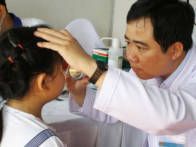 Tật khúc xạ và vẹo cột sống tăng theo từng cấp học