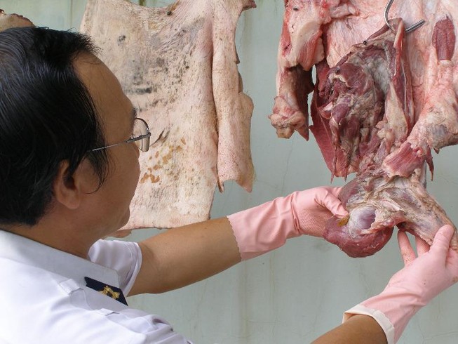 Ban An toàn thực phẩm bày cách 'lật mặt' thịt thối