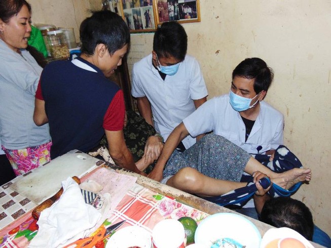 Vừa cấp cứu vừa oằn mình khiêng bệnh nhân
