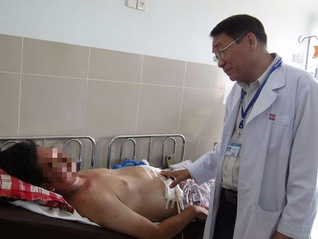 Tắc ruột vì vừa ăn nấm đông cô vừa mải nói chuyện