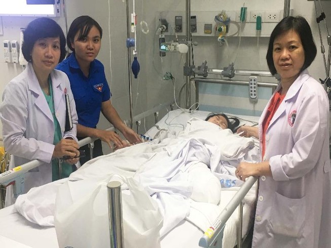 Bé gái mất 1 chân, rách tầng sinh môn sau tai nạn giao thông