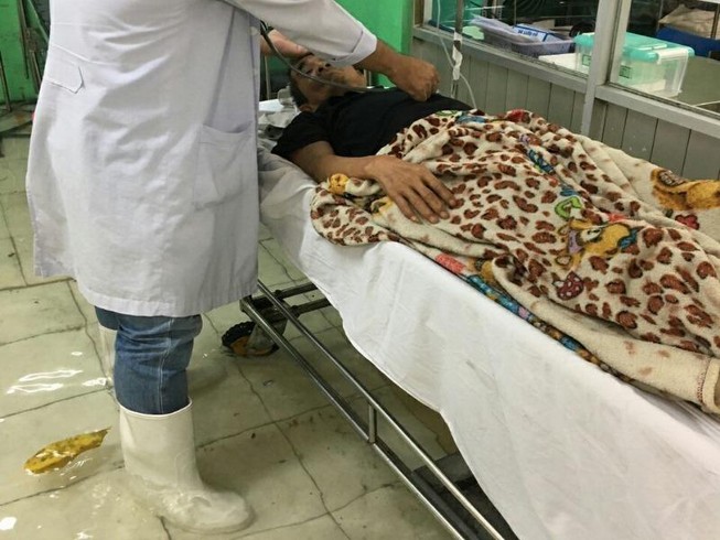 Khoa cấp cứu ngập, bác sĩ mang ủng điều trị bệnh nhân
