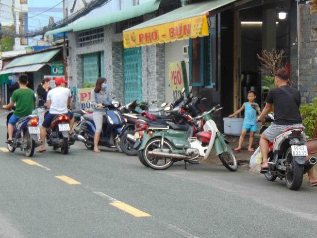 Quán ăn đông khách bất thường sau mưa bão