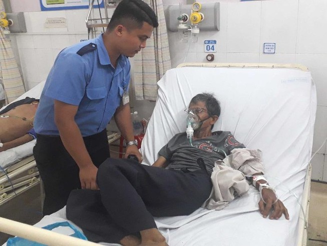 Bảo vệ cõng người bệnh nguy kịch đi cấp cứu