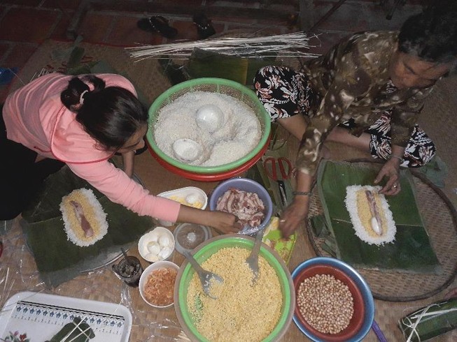 Giữ lệ gói bánh tét khi Tết đến ở Hóc Môn