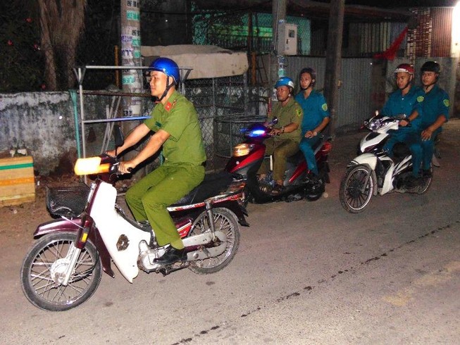Dân quân tuần tra ngày Tết để bà con được ngủ ngon