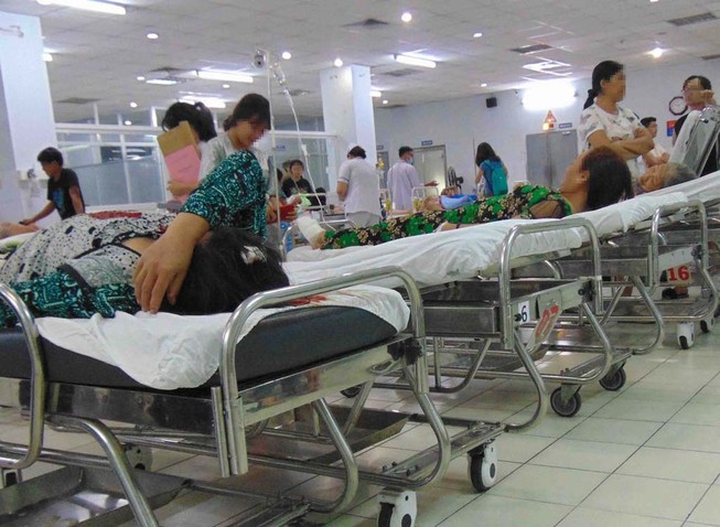 Ông già, bà cả 'rủ' nhau vô bệnh viện ngày đầu năm