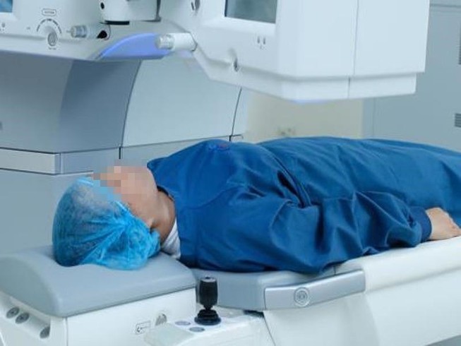 Người bị lão thị khỏi cần kính mà vẫn nhìn rõ