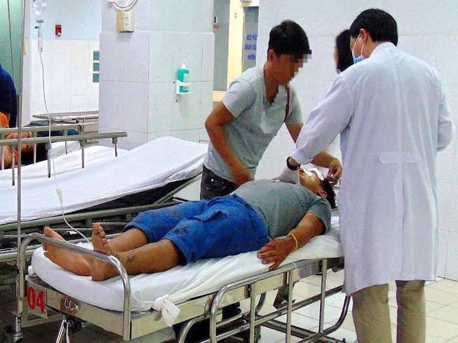 Tông xe, chọi gạch bể đầu vì rượu bia