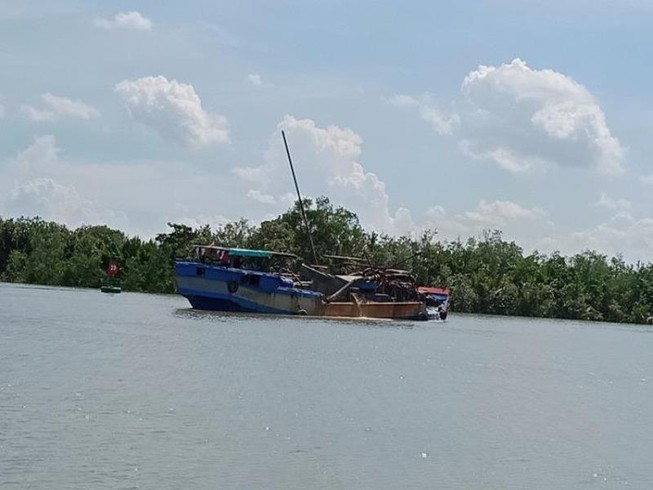 Lại phát hiện bơm hút cát lén lút trên sông Đồng Tranh