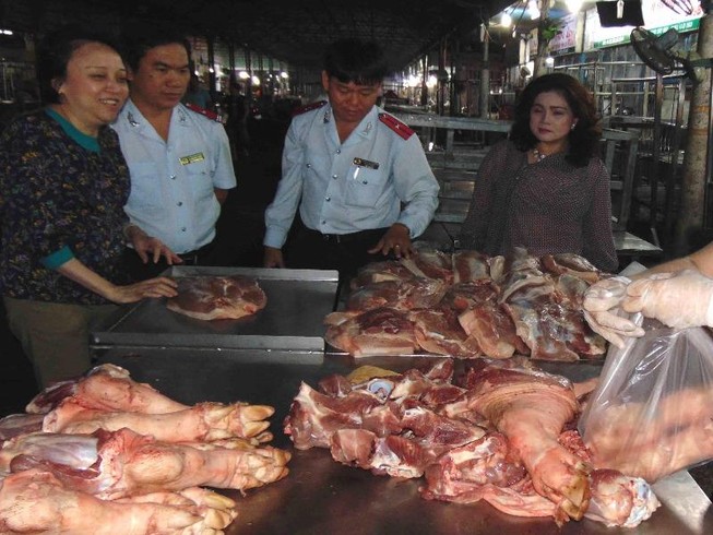 Phát hiện thịt heo thối trong chợ đầu mối Hóc Môn