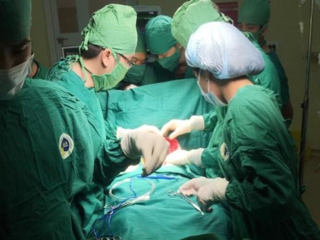 Đang cưa gỗ, người đàn ông bị lưỡi cưa cắt sâu ngang bụng