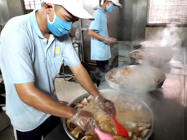 Ban Quản lý An toàn thực phẩm TP.HCM 'soi' suất ăn nấu sẵn