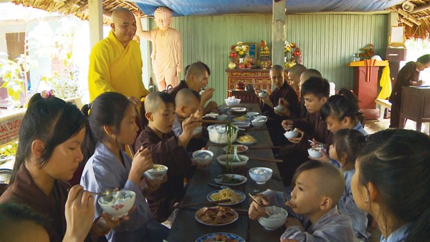 Vị đại đức và bầy con nuôi trên đỉnh Thiên Cầm