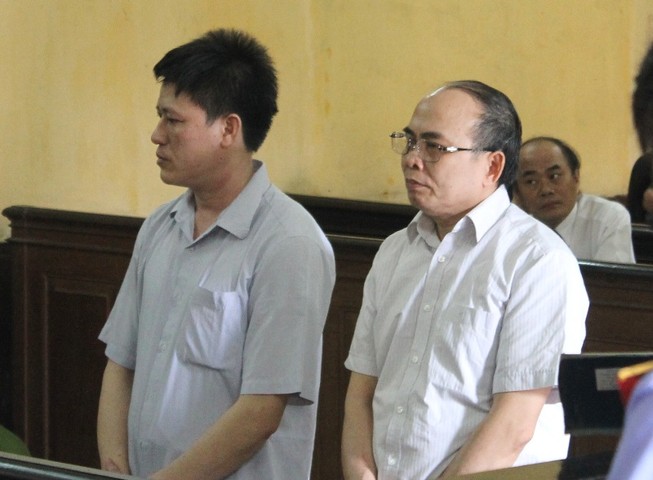 Ký khống giấy tờ, nguyên phó công an xã lãnh hai năm tù