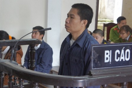 Kẻ hiếp dâm bé gái ra tòa "tố" công an giữ bốn chỉ vàng