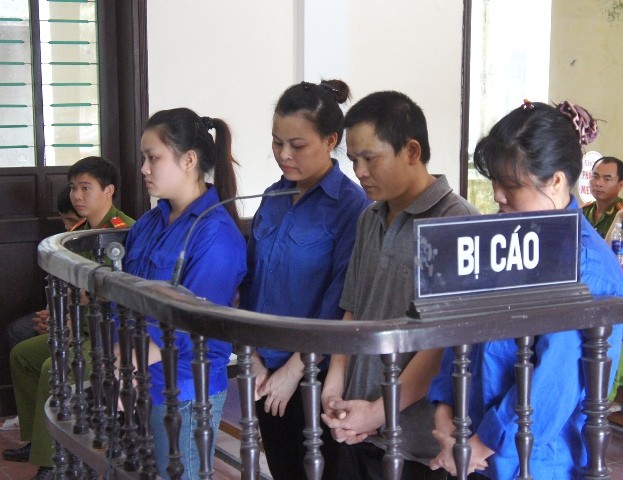 Nữ sinh cùng mẹ vận chuyển heroin: Mẹ 20 năm tù, con hơn một năm tù