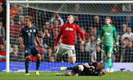 Cận cảnh Rooney ăn vạ khiến Schweinsteiger bị đuổi