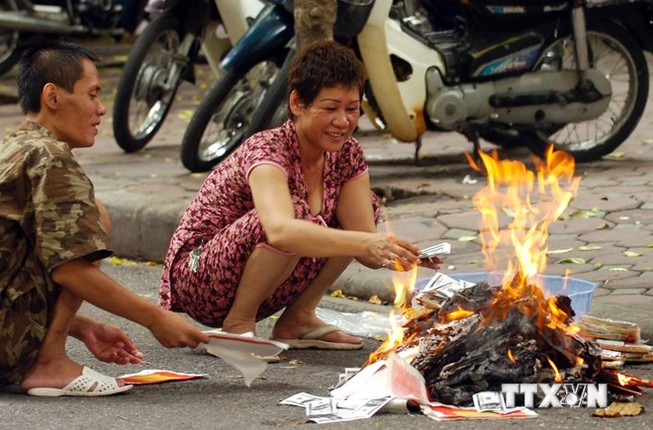 Rằm tháng Bảy: Đừng để "Đốt tiền giả, cháy tiền thật"
